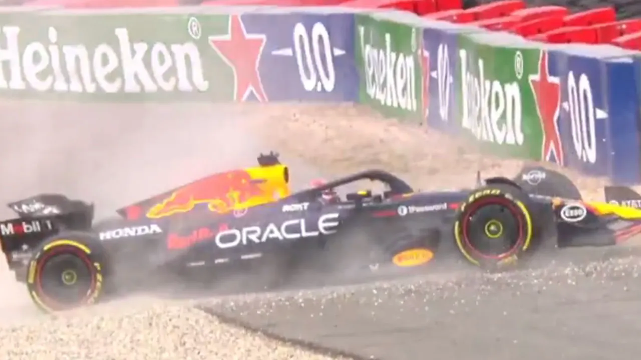Video: Verstappen belandt in grindbak op Zandvoort voor ogen van thuisfans