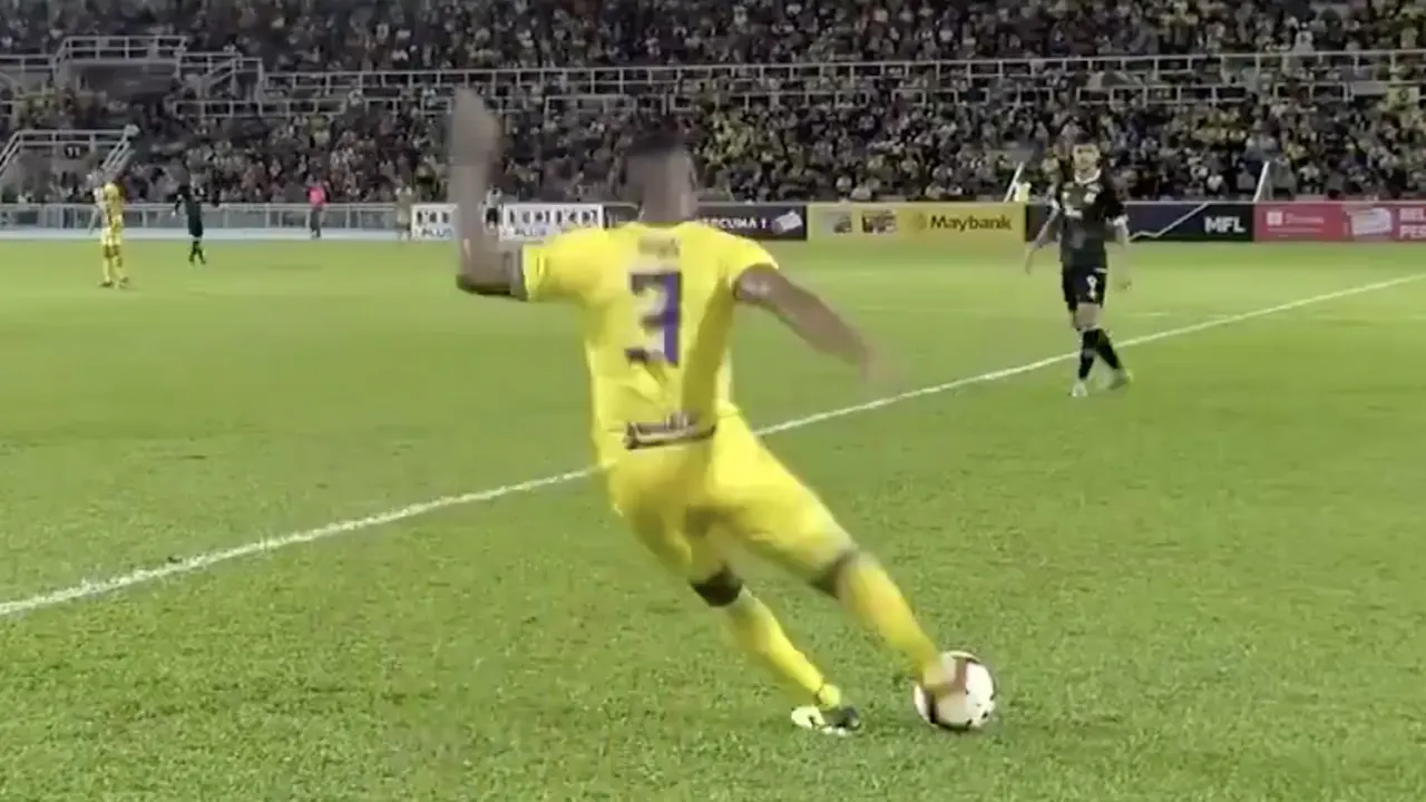 Speler scoort vrije trap vanaf eigen helft