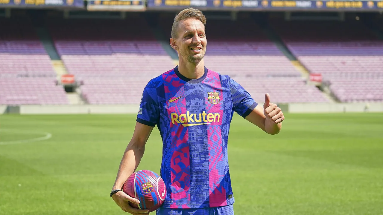 Xavi zinspeelt op basisplaats Luuk de Jong: 'Voorbeeldige professional'