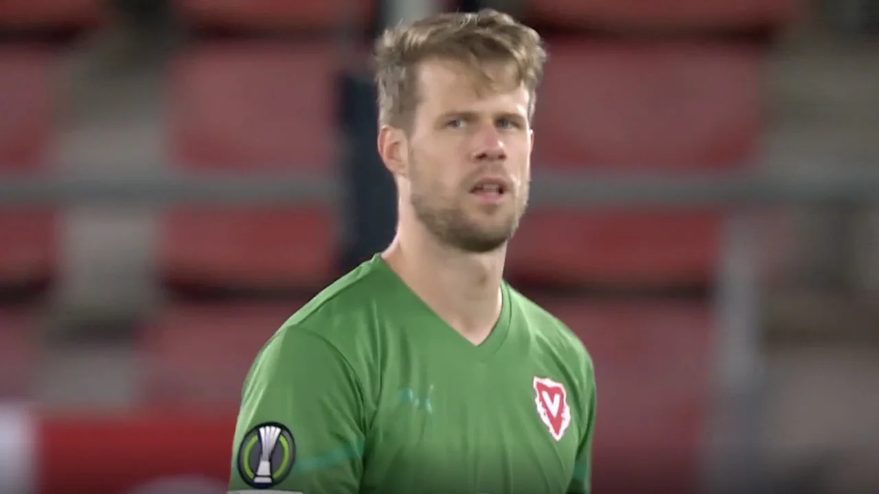 ROOD: Doelman Büchel moet vertrekken na een onhandige overtreding