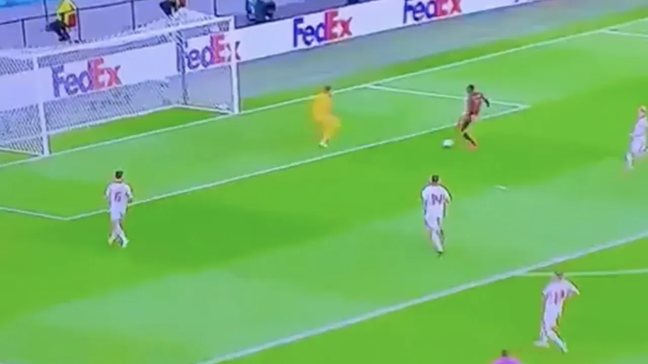 HAHA! commentator heeft niet door dat kans Dumfries een herhaling was