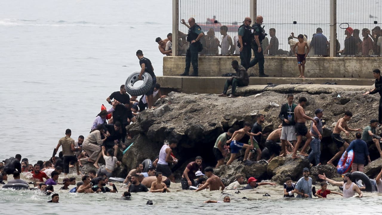 Bizarre beelden: 1500 migranten overrompelen Spaanse enclave Ceuta