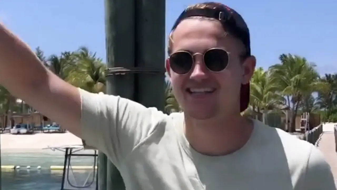De Ligt zingt 'Three Little Birds' op vakantie