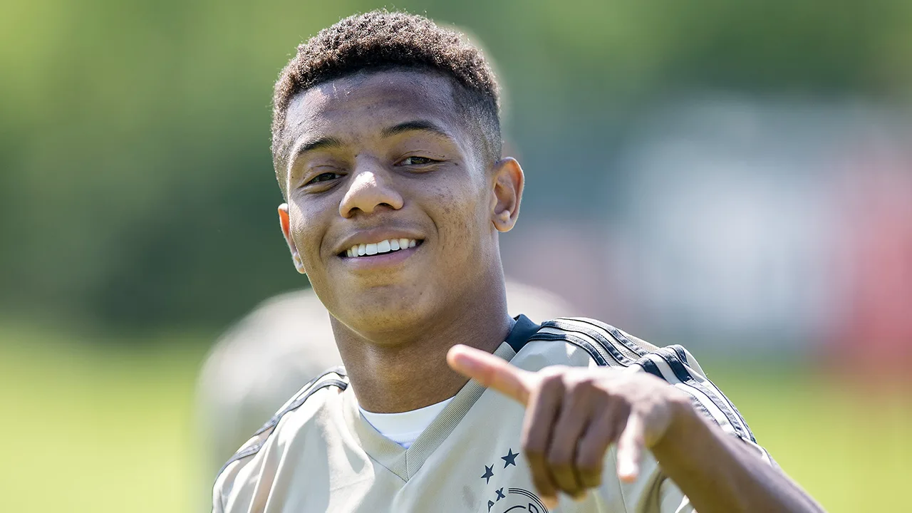 Neres traint voluit mee met Ajax