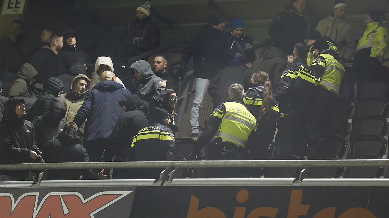 Heracles - FC Groningen definitief gestaakt na onrust op tribune, persoon valt uit uitvak