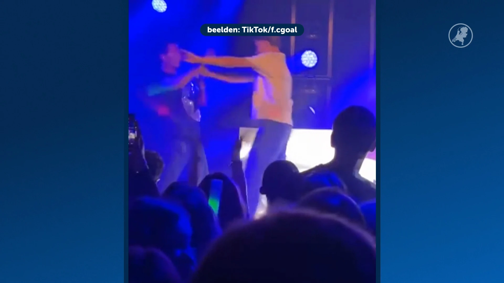 Festivalganger gooit bier naar Gerard Joling