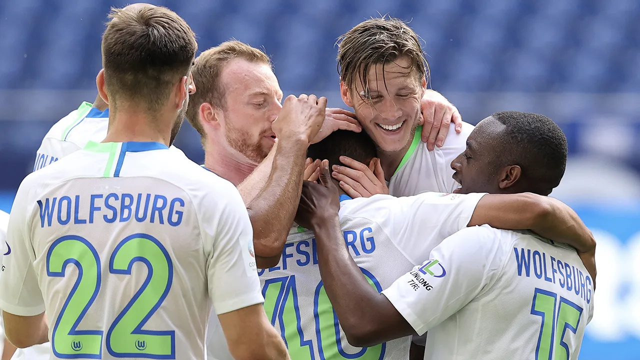 Weghorst helpt Wolfsburg aan Europees voetbal