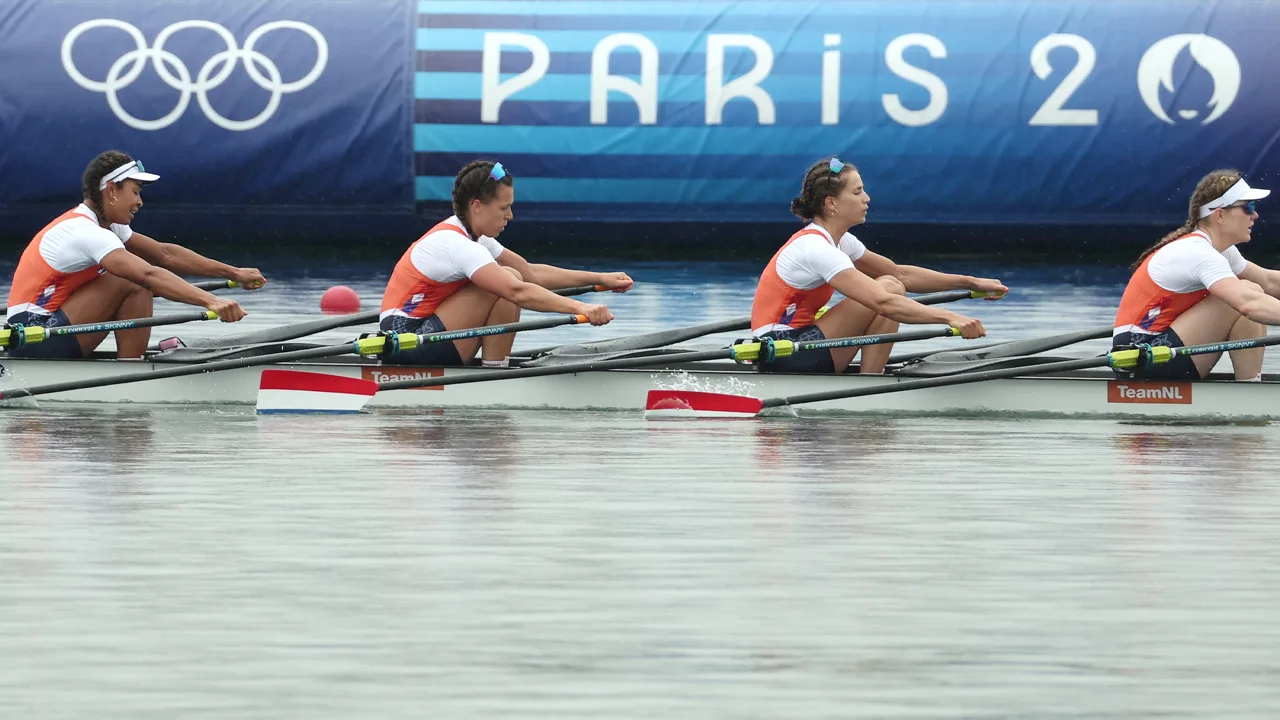 Nederlandse roeisters dubbelvier pakken na fotofinish zilveren medaille op Olympische Spelen