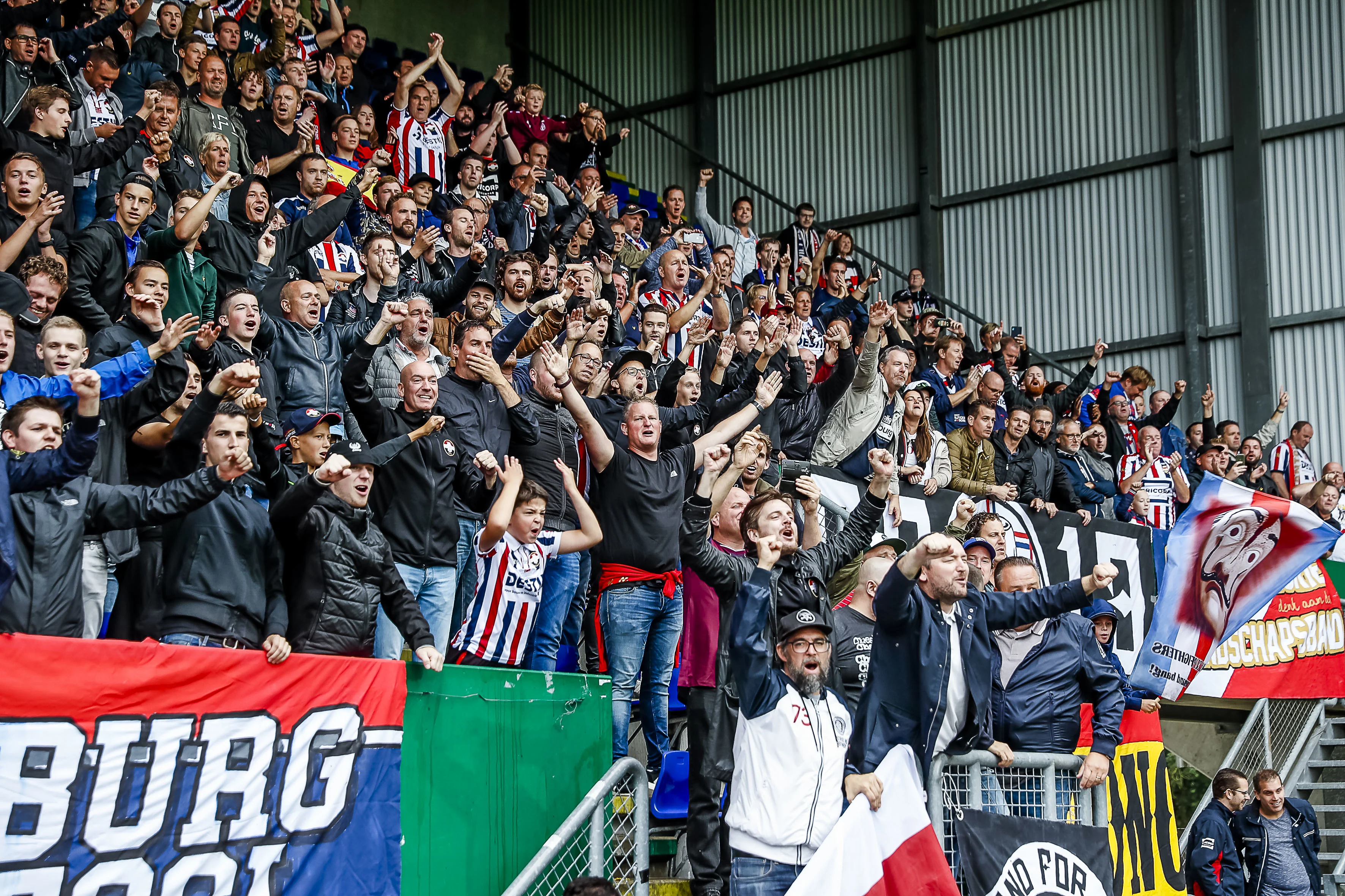 Stewards Willem II belaagd door eigen fans