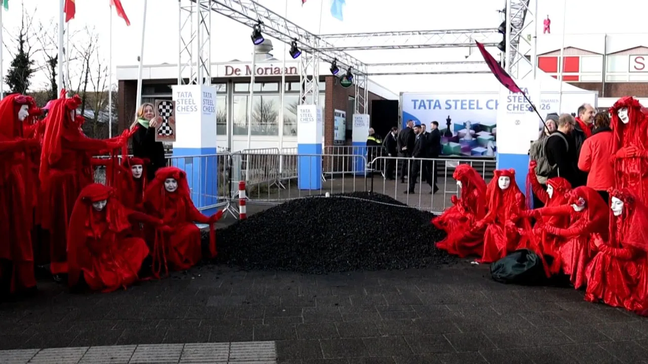 Extinction Rebellion blokkeert ingang schaaktoernooi Tata Steel en dumpt ruim 2000 kilo kolen