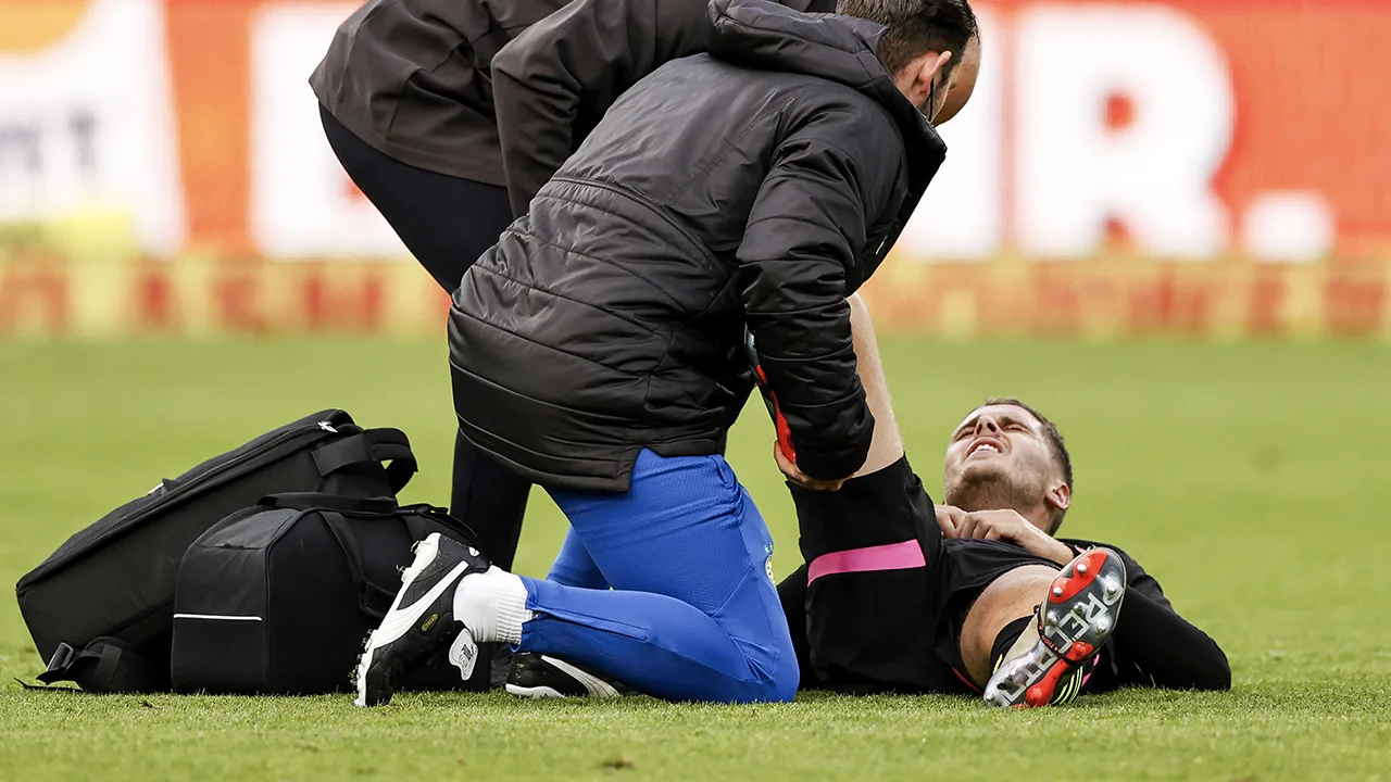 Joey Veerman haakt geblesseerd af bij PSV