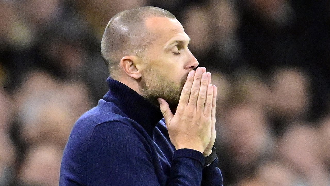 Fanatieke Ajax-fans roepen om ontslag van John Heitinga