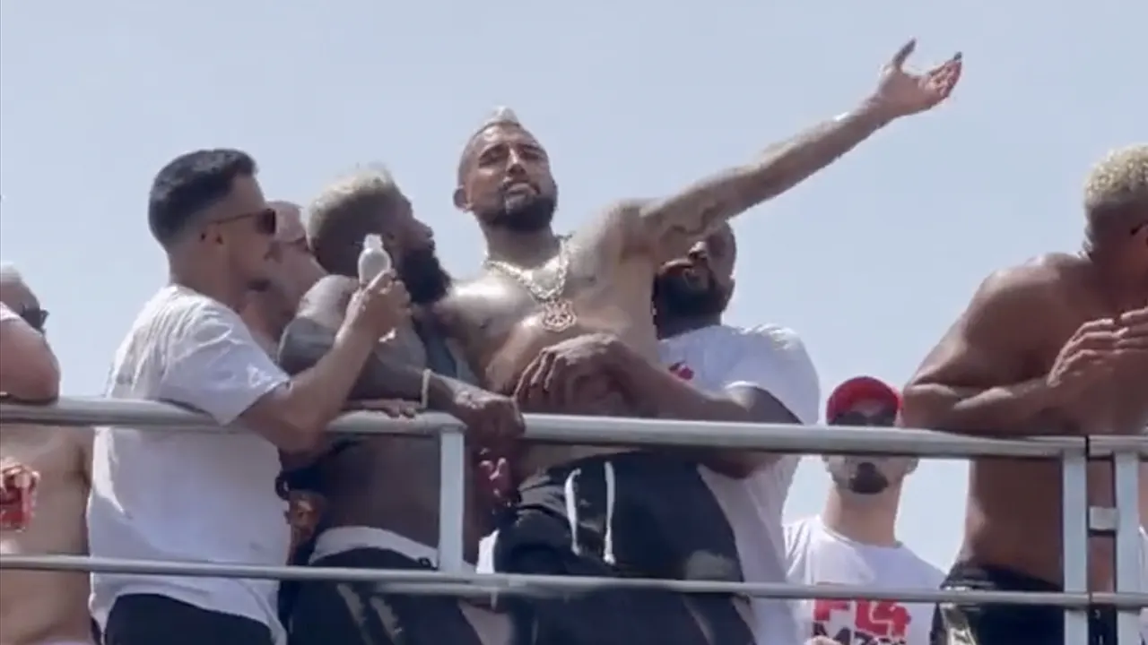 Video: Dronken Vidal kan niet meer op eigen benen staan tijdens titelfeest Flamengo