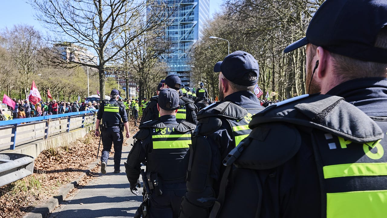 Zo'n 40 klimaatactivisten aangehouden op A12 en zitten nog vast