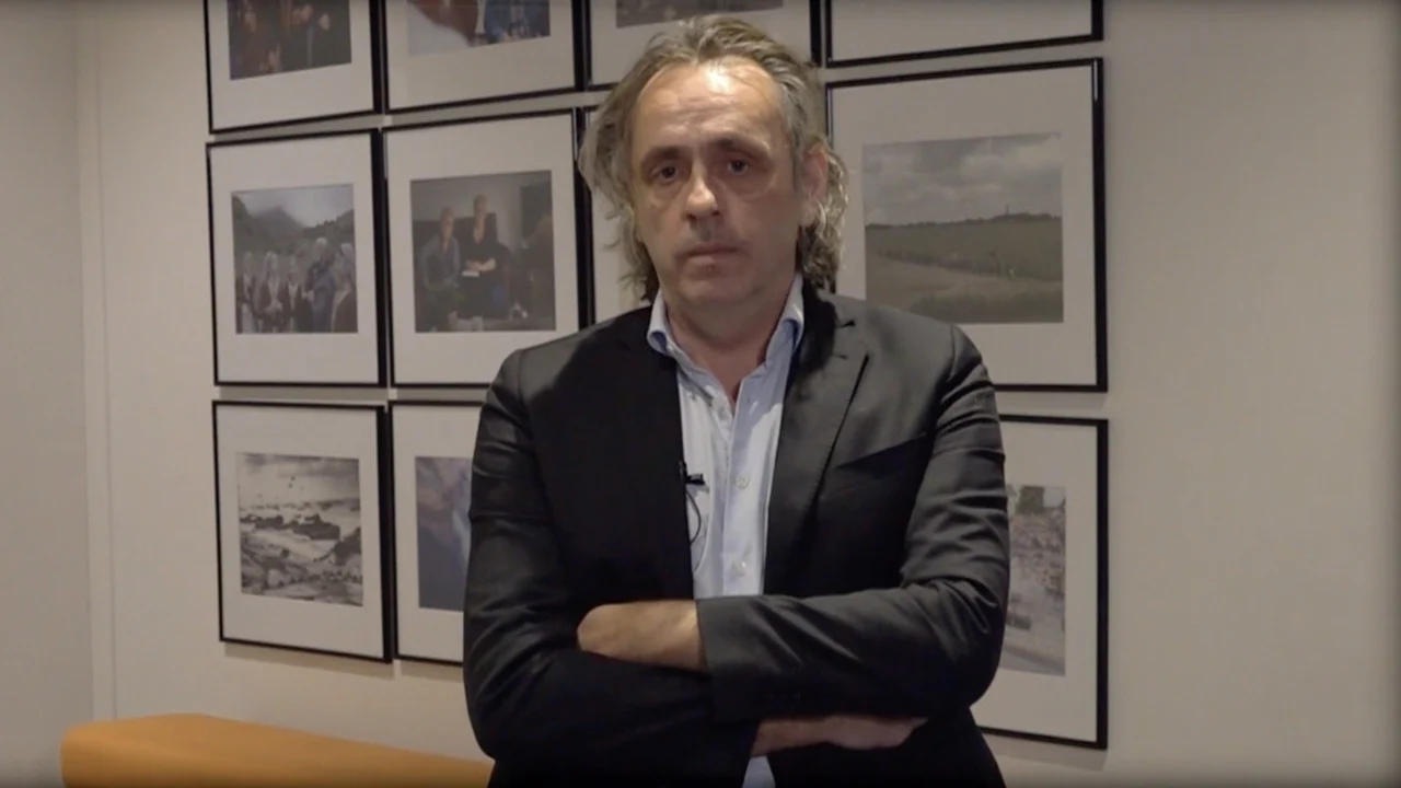 VIDEO: 'Dolenthousiaste' Van Roosmalen voorspelt: 'Vitesse wordt kampioen, uniek'