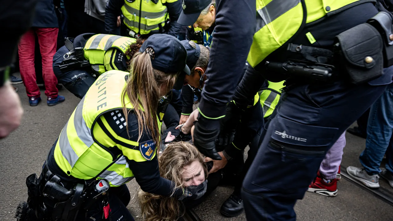 Alle demonstranten die werden aangehouden rond dodenherdenking weer op vrije voeten