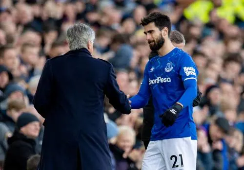 Voetballers in Premier League schudden even geen handen