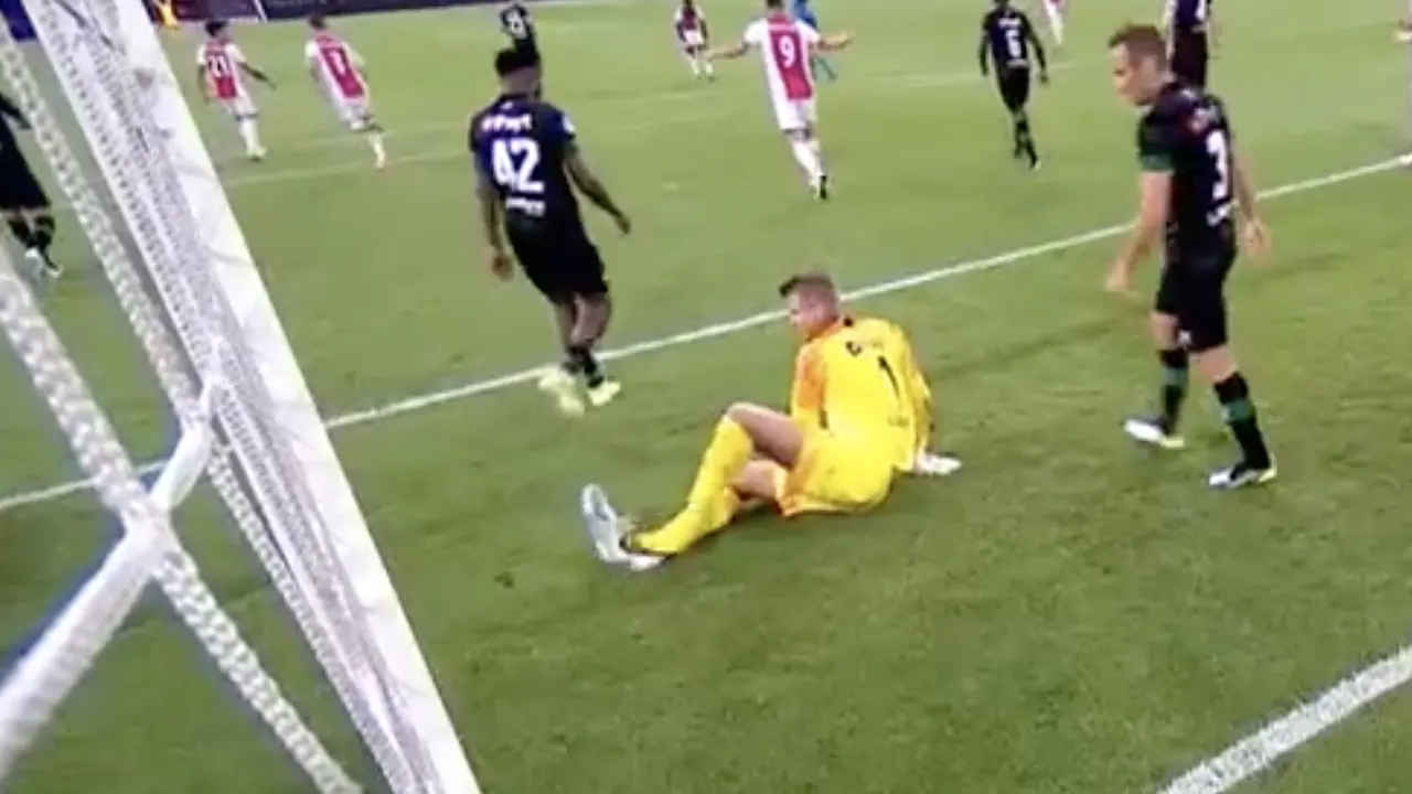 WTF? Padt trekt schoen uit om tijd te rekken