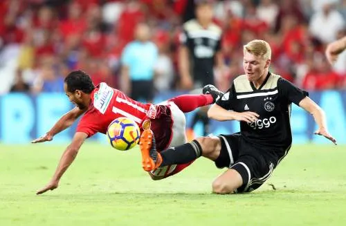 Ten Hag haalt Schuurs bij selectie van Ajax