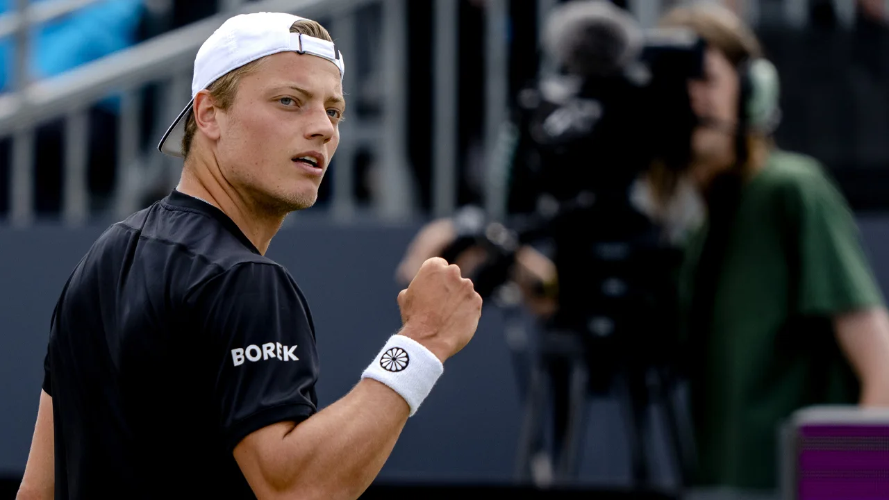 Tim van Rijthoven wint eerste ATP-titel in Rosmalen na winst op wereldtopper Medvedev