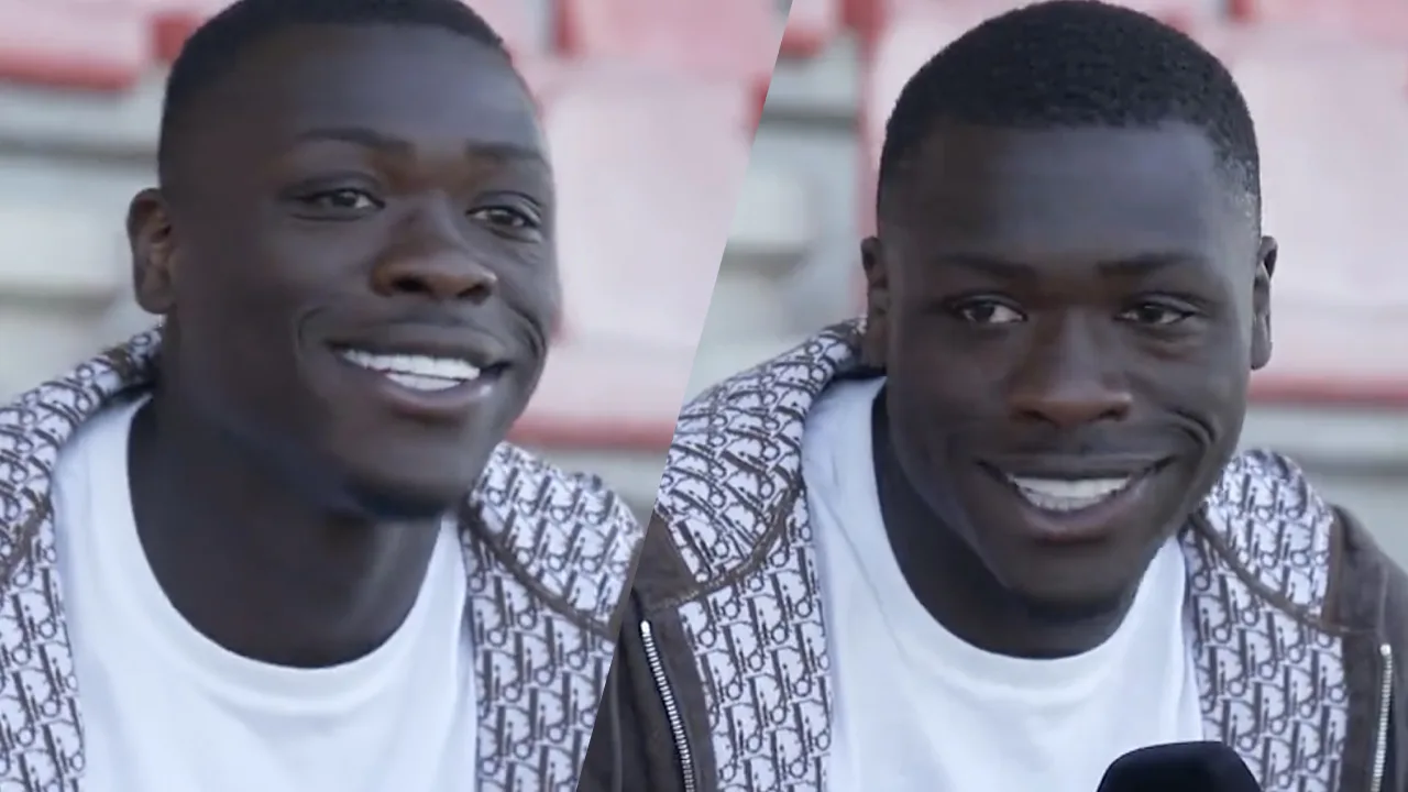 Brobbey schiet in de lach na antwoord op vraag: ‘Bij welke club zou je ooit nog willen spelen?’