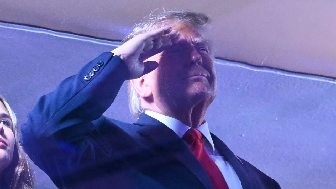 Video: Donald Trump uitgejoeld tijdens volkslied voorafgaand aan NBA-finale