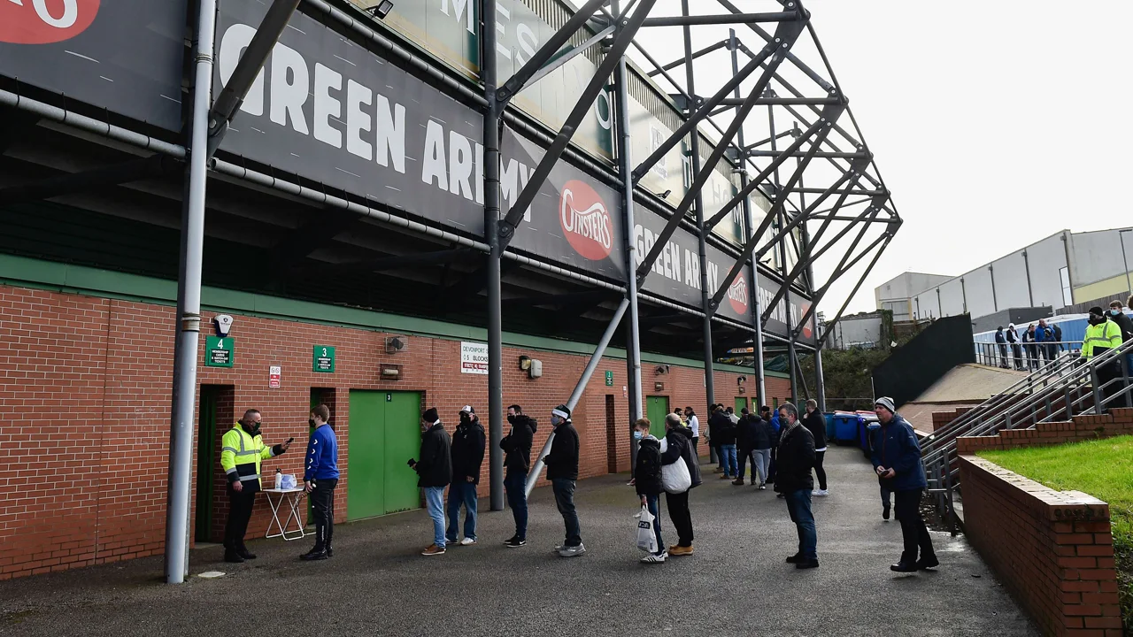 Mensen in rij voor vaccin blijken in rij voor seizoenkaart te staan