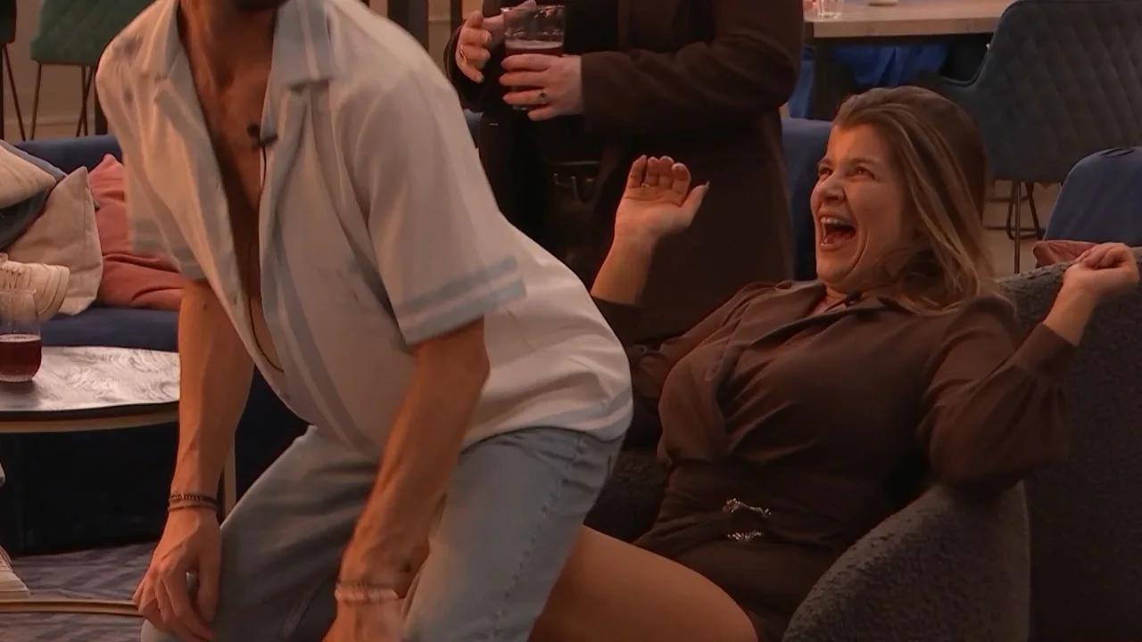 Thomas geeft Chess een pikante lapdance in De Bondgenoten