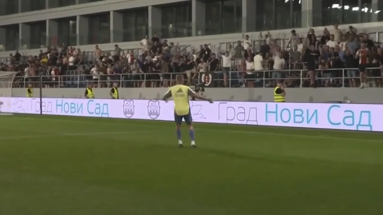 Video: Mannsverk vermaakt meegereisde Ajax-fans na bereiken derde voorronde Europa League