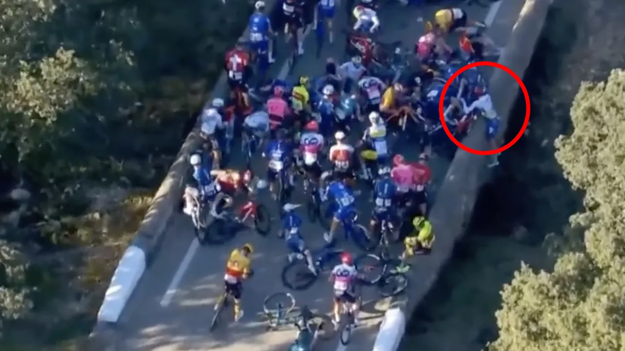 Video: Franse wielrenner bungelt aan brug na massale valpartij