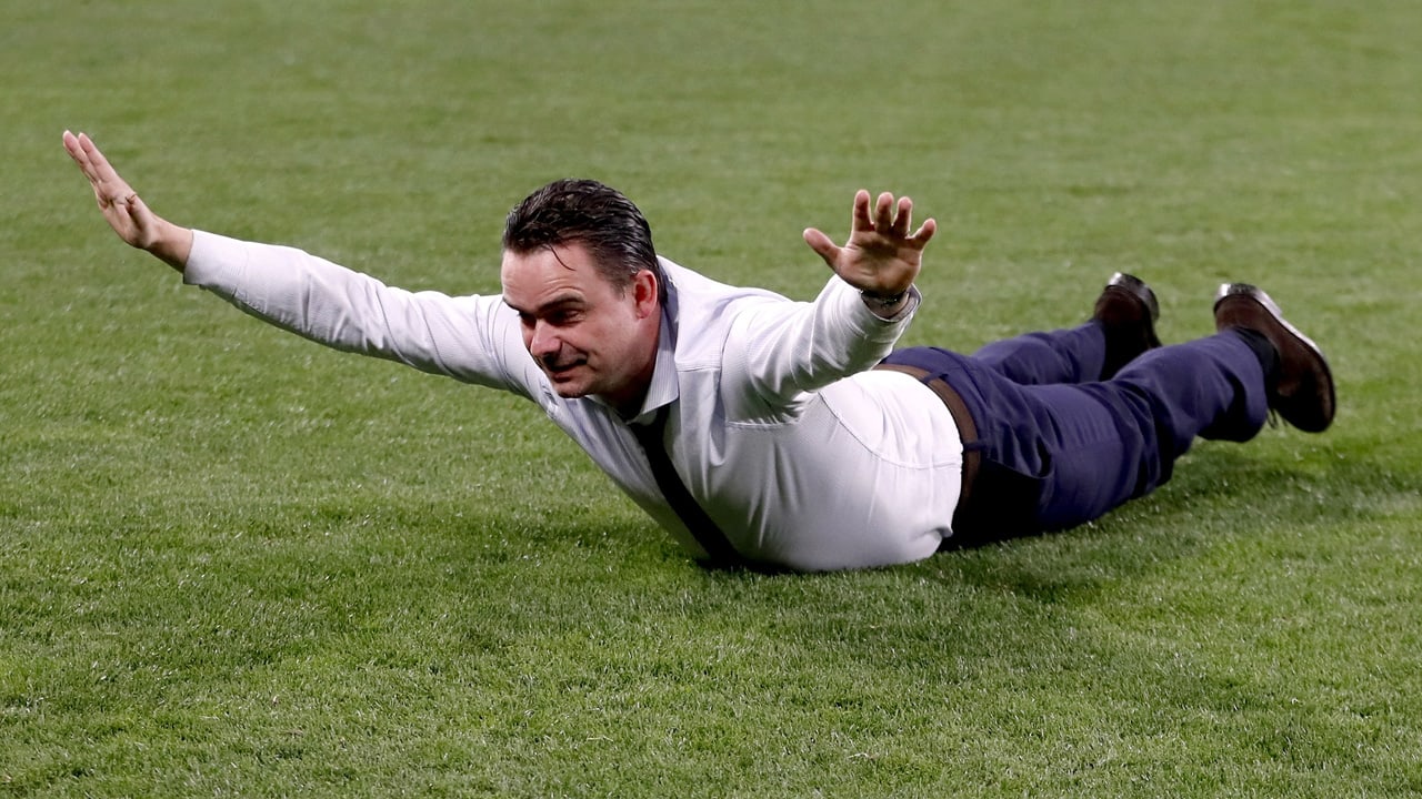 Vragen over dikke bonus Ajax voor Overmars