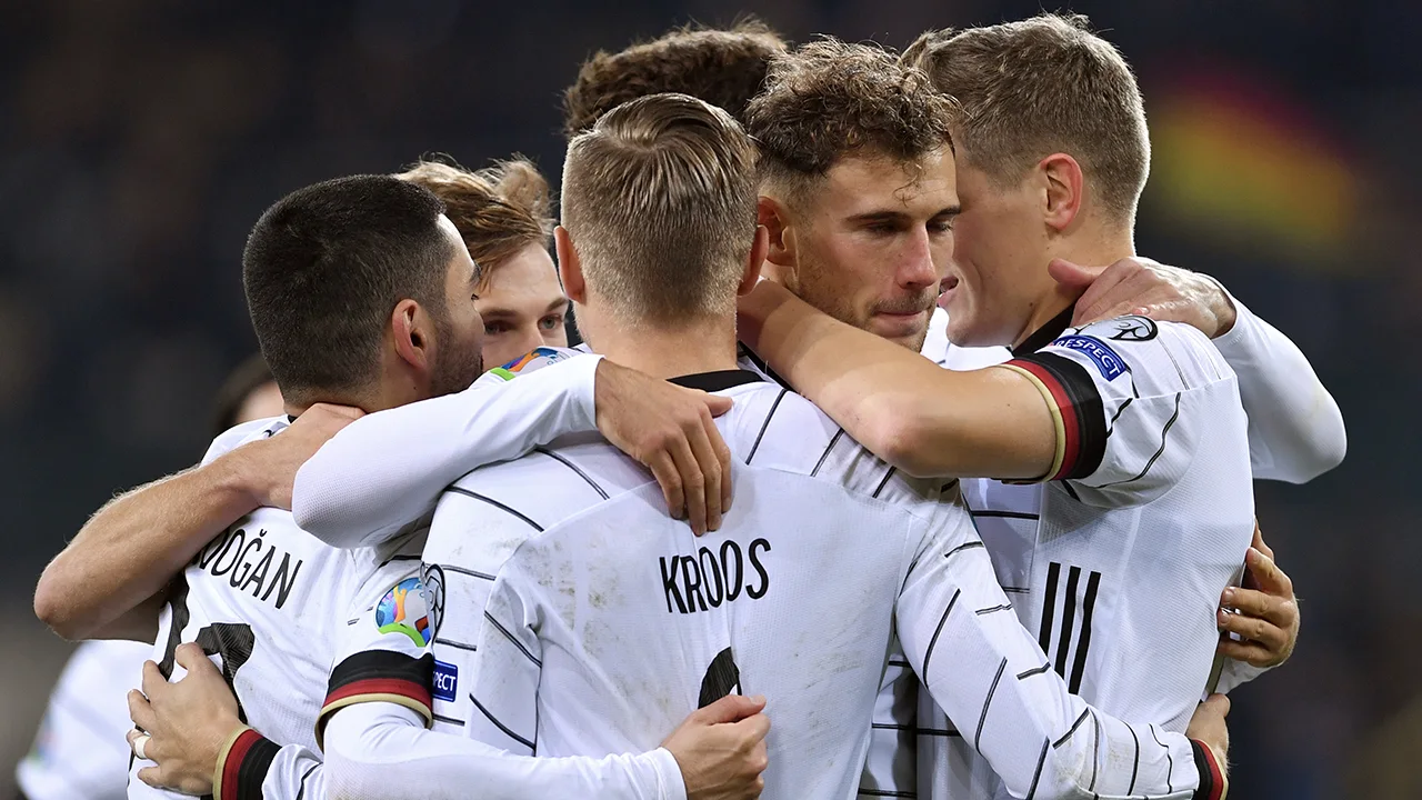 Duitsland na zege op Wit-Russen naar EK