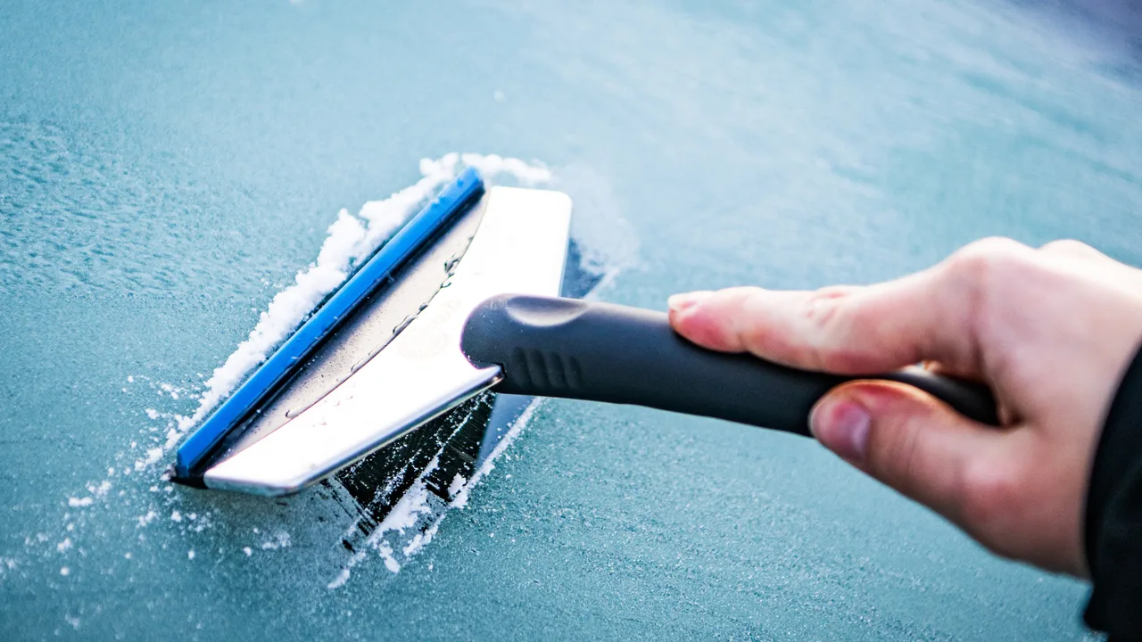 Vrouw overreden door eigen auto tijdens ijsvrij maken van ruit
