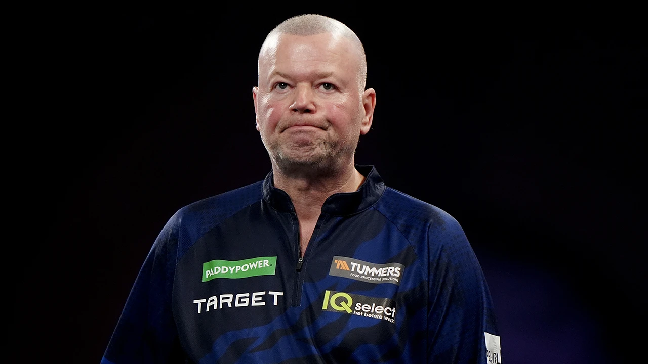 Raymond van Barneveld schreeuwt om hulp na uitschakeling op WK Darts