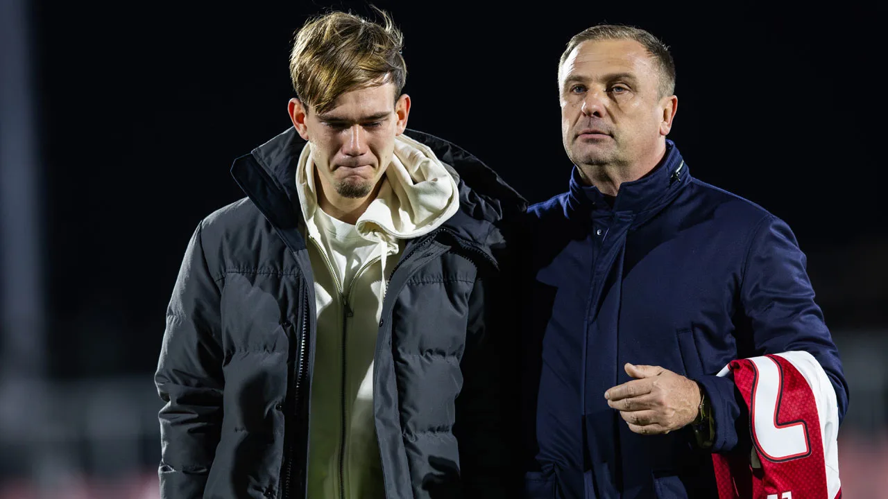 Jong Ajax staat stil bij dood van vriendin Mark Verkuijl