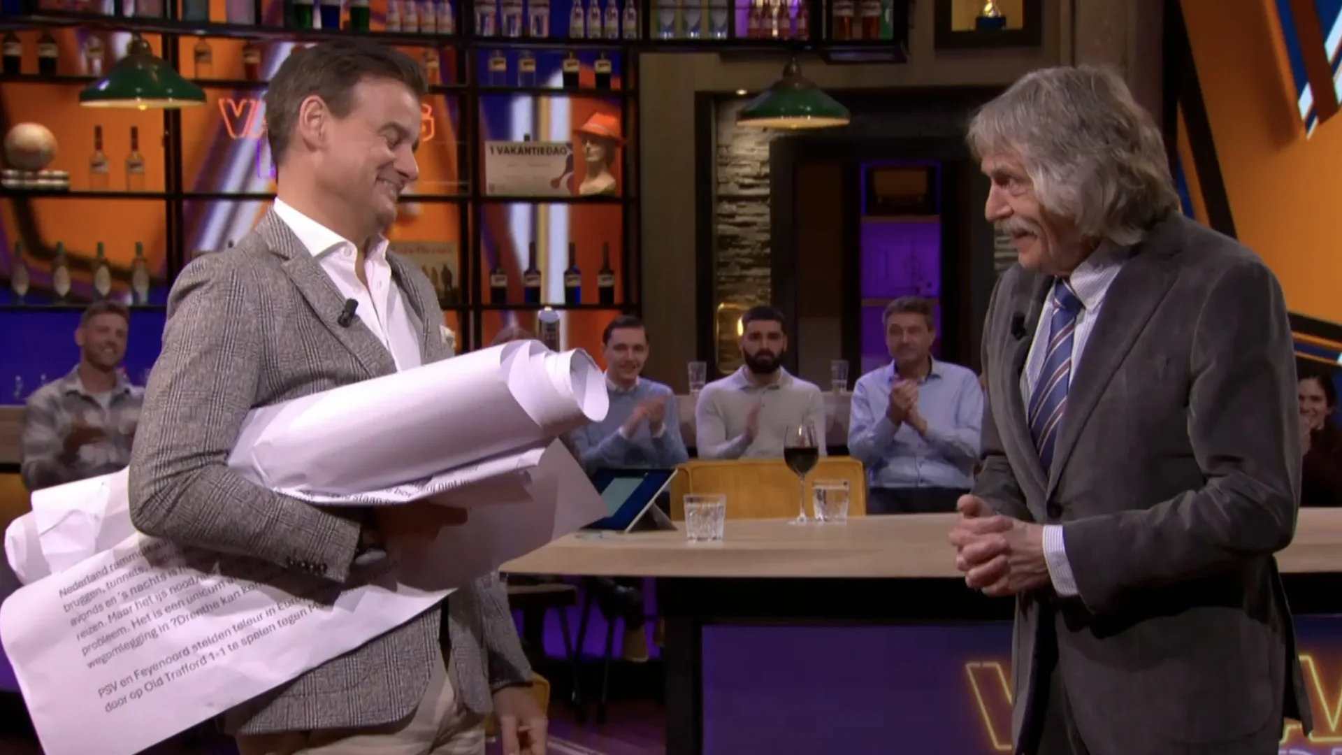 Wilfred lacht om cadeau van Sinterklaas aan Johan: 'Ik vind dit echt heel grappig!'