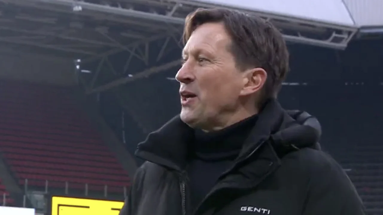 Schmidt woest na curieus doelpunt: 'Give the cup to Ajax today!'