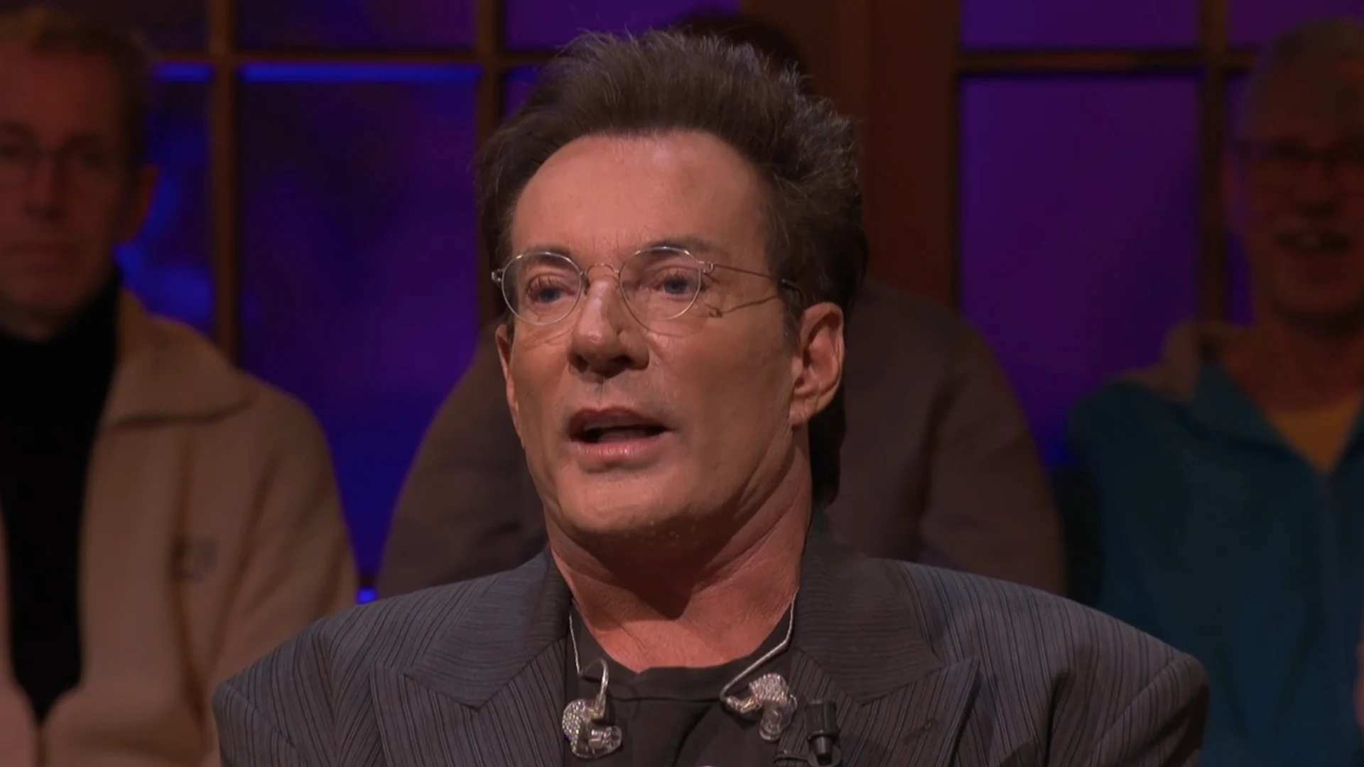 Gerard Joling richt zich tot zangeres: ‘Zorg even dat je je huiswerk doet…’