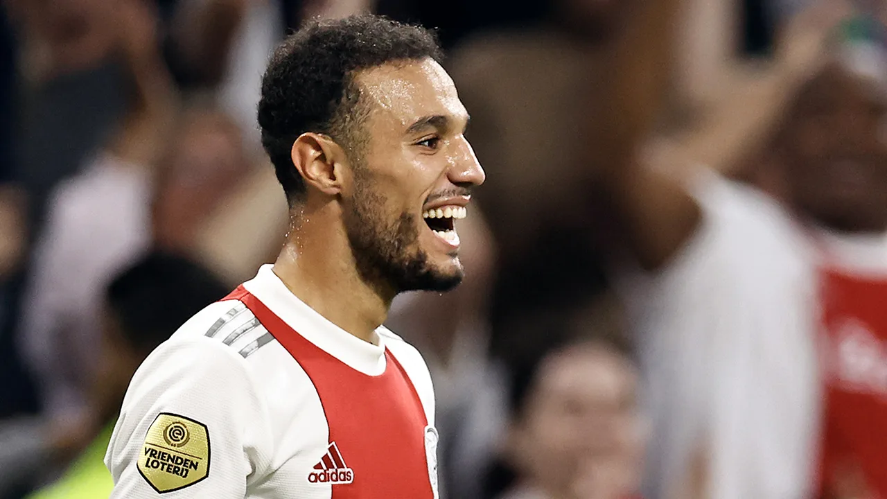 VIDEOGOAL: Mazraoui besluit wedstrijd met werelddoelpunt