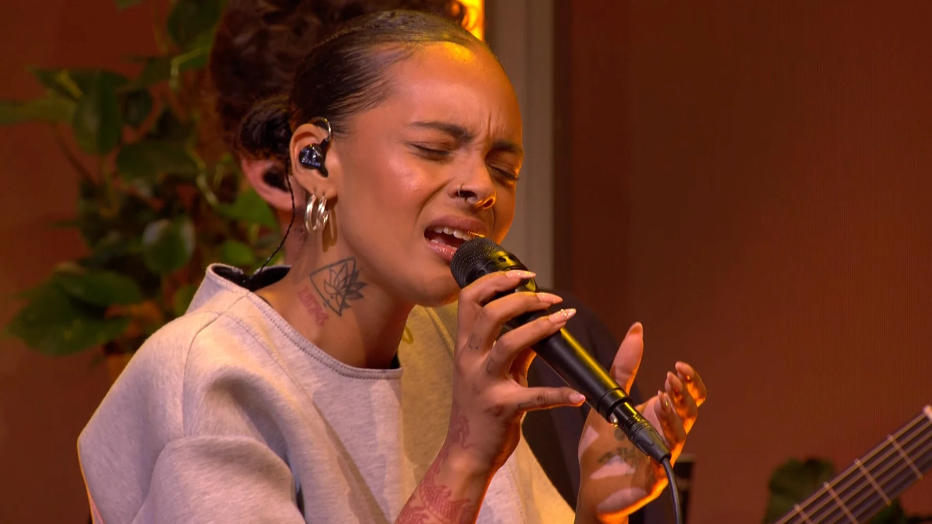 Zoë Livay zingt tijdens de commercial break van De Oranjezondag een prachtige versie van 'Ik Zing'