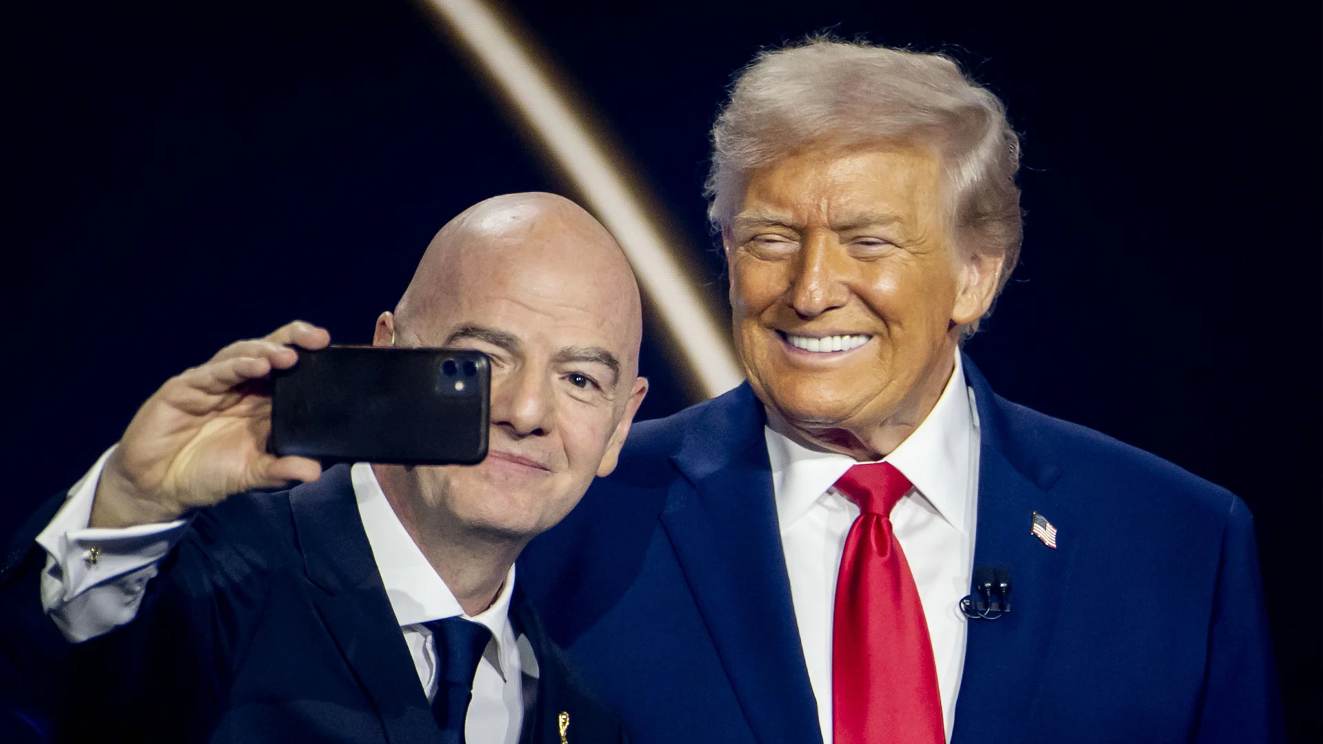 Donald Trump reikt wereldbeker uit na finale WK voetbal