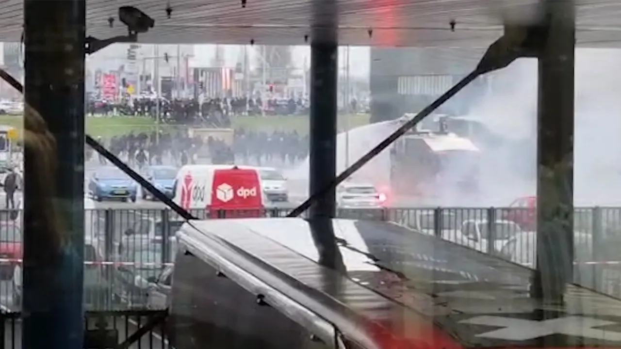 Politie drijft relschoppers bij Kuip uiteen en zet waterkanon in