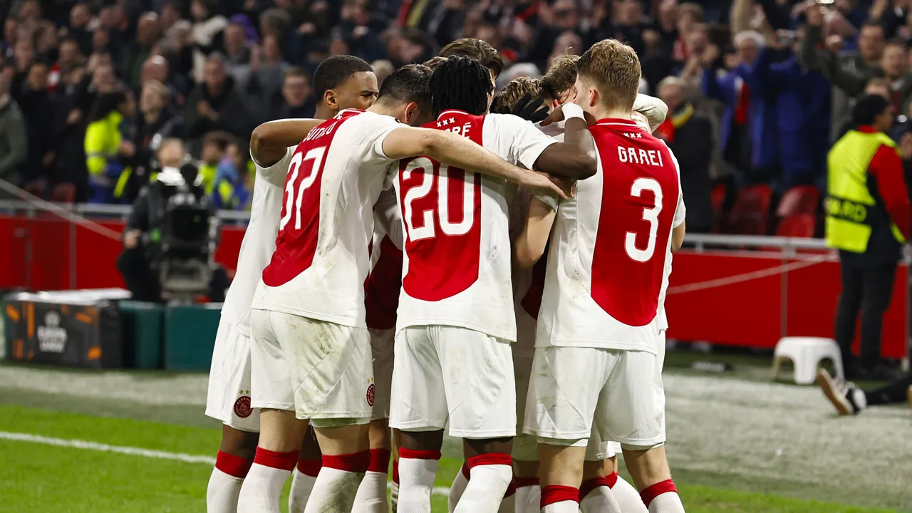 Ajax na zenuwslopende wedstrijd door naar achtste finales Europa League 