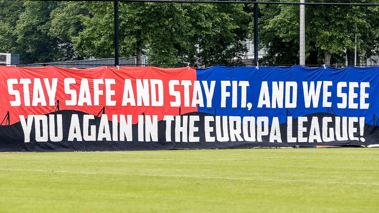 FC Utrecht-supporters steken spandoek Willem II in brand