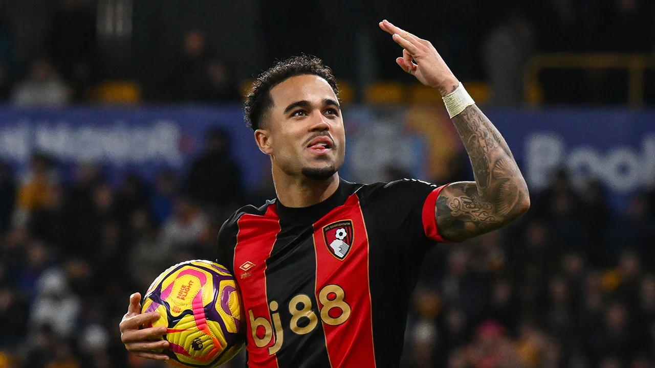 Justin Kluivert maakt historische hattrick in de Premier League