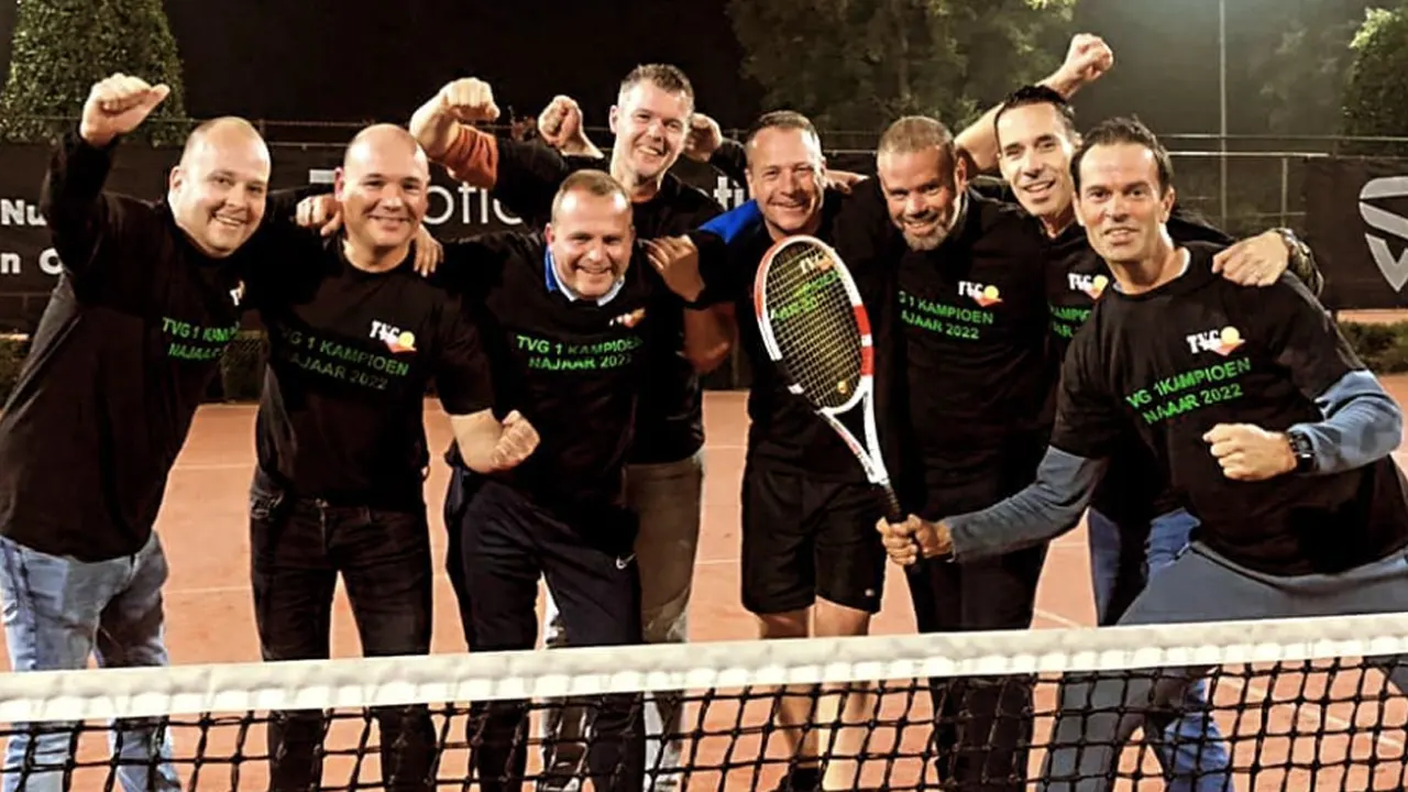 Bas Nijhuis pakt najaarstitel met tennisteam: 'Het werd nog een lange nacht!'