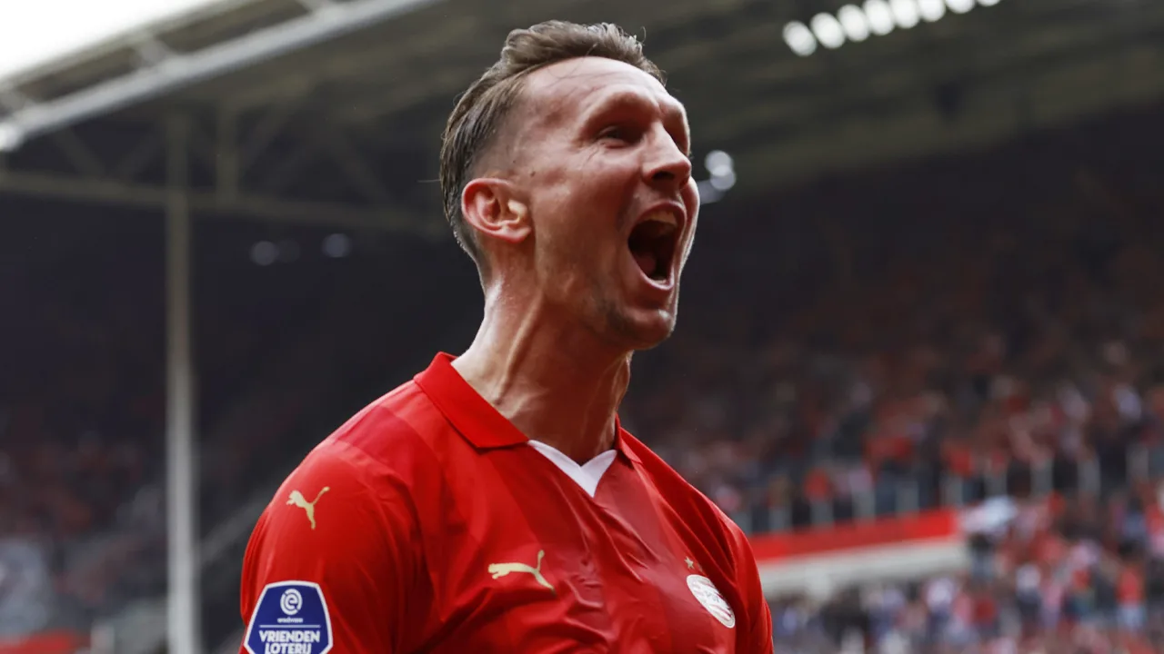 PSV eert clubicoon Luuk de Jong met speciaal eerbetoon