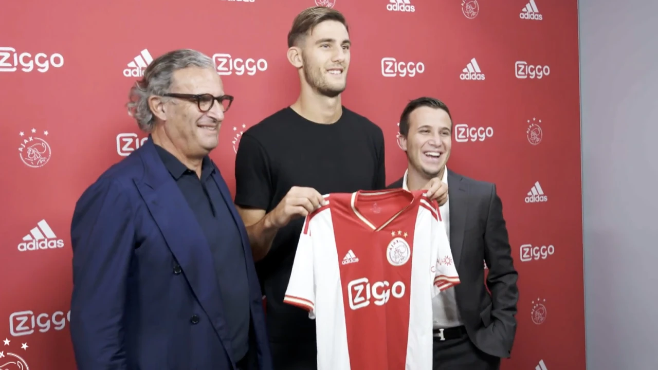 Ajax bevestigt komst boomlange spits Lorenzo Lucca