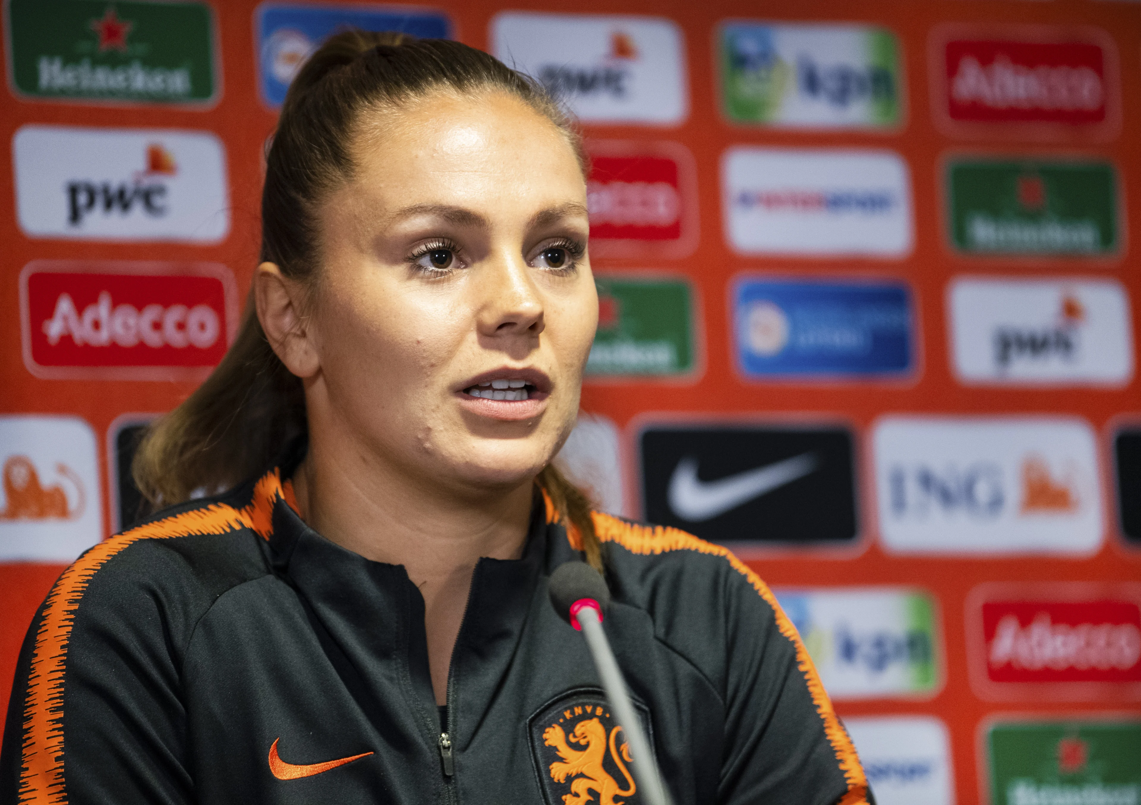 Martens in een rolstoel de trein in