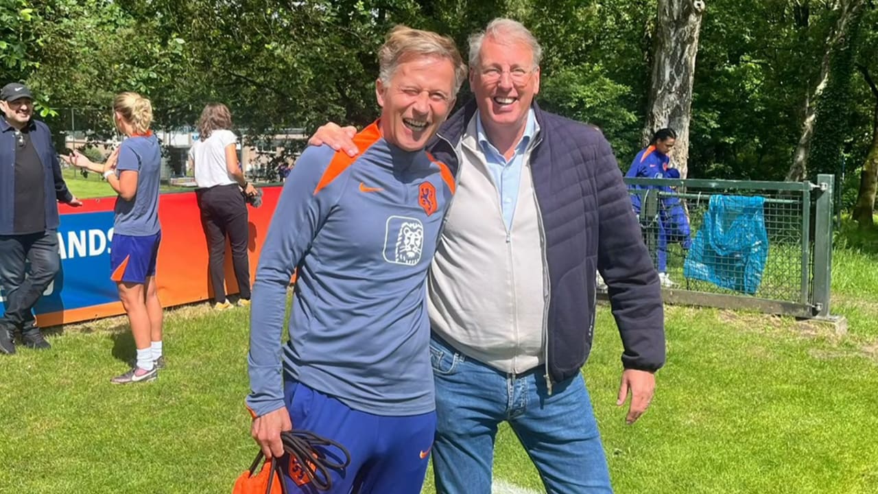 Chris Woerts gaat in op uitnodiging Andries Jonker en bezoekt training van Oranje Leeuwinnen